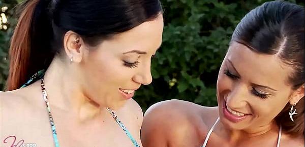 trendsWet Jelena Jensen And Sensual Jane Play With Their Boobs Underwater!